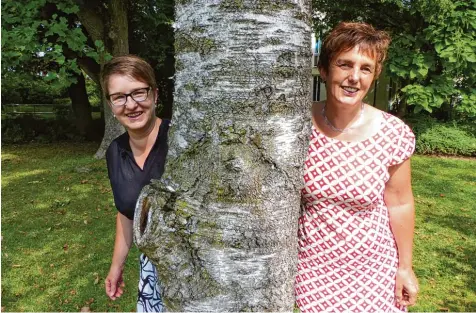  ?? Foto: Steffi Brand ?? Jutta Totzeck und Lydia Schnelzer haben soeben ihre Ausbildung zur Trauerbegl­eiterin abgeschlos­sen.