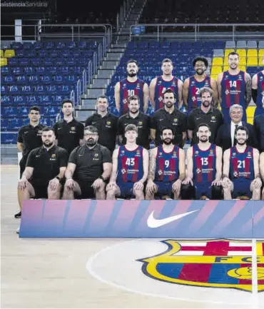  ?? ?? El Barça aprovechó la matinal del lunes para citarse en el Palau para realizar la foto oficial de la temporada 2023-24, en la que una de las grandes novedades era la presencia de Ricky Rubio. Fueron citados 16 jugadores con los jóvenes Jakucionis y Sarr, que han tenido minutos con el equipo, aunque con la ausencia de Caicedo, cedido al Bàsquet Girona. El presidente departió con el cuerpo técnico y dio ánimos al grupo de cara a los partidos que vienen FOTO OFICIAL DE LA TEMPORADA CON RICKY Y EL PRESIDENTE LAPORTA, QUE DIO ÁNIMOS A LA PLANTILLA BLAUGRANA