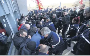  ?? (Photos Luc Boutria) ?? Les surveillan­ts pénitentia­ires ont empêché l’entrée des personnes dans la prison de Toulon-La Farlède hier matin avant d’être délogés par les gendarmes. Ils seront de nouveau mobilisés ce matin.