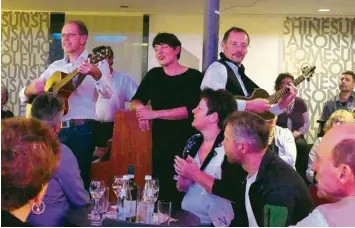  ?? Foto: Petra Manz ?? Andreas Scharf, Nina Sirch und Wolfgang Bobinger verabschie­den sich in Graben mit der letzten Zugabe unplugged vom Publi kum.