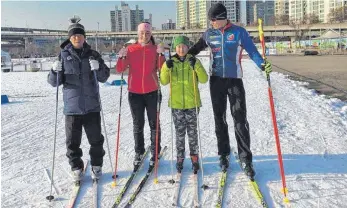  ?? FOTO: PRIVAT ?? Julia Metzler und Tobias Horelt von der SG Niederwang­en waren beim Langlaufen in Südkorea und trafen dort auch auf einheimisc­he Sportler.