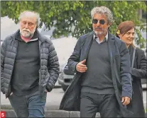  ??  ?? Ricardo Darín lleva los restos de su madre en Chacarita. Atrás, lo sigue su hermana Alejandra y su hijo, Chino Darín. 8. En otro momento, junto a Alejandra. Los restos de Reneé fueron enterrados en el Panteón de Actores.