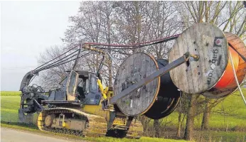  ?? FOTO: NETZE BW ?? Ein großer Teil der Strecke ließ sich mithilfe eines Kabelpflug­s meistern.