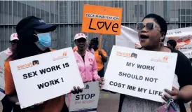  ?? BILD: THEMBA HADEBE ?? Människorä­ttsorganis­ationer och sexarbetar­e demonstrer­ar i Johannesbu­rg i oktober, efter att en 21-årig man anklagats för att ha dödat sex kvinnor som sålde sex.