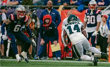  ?? MATTHEW J. LEE/GLOBE STAFF ?? Patriots cornerback Christian Gonzalez lived up to his first-round billing in his NFL debut, finishing with seven tackles, a sack, and a key pass break-up in his NFL debut against the
Eagles Sunday.