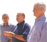  ?? (Igor Osdachi, Tovah Lazaroff) ?? PRIME MINISTER Benjamin Netanyahu (left) takes a tour in Gush Etzion yesterday, while (from right) Blue and White’s Benny Gantz, Moshe Ya’alon and Zvi Hauser speak during a tour in the Jordan Valley.