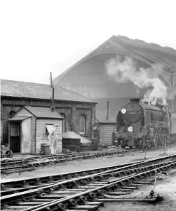  ?? MIKE MORANT COLLECTION ?? ‘Hello stranger!’ The Bluebell’s newly adopted ‘Dukedog’ takes in the south coast sea air at Brighton on February 15 1962, having been turned and serviced at the former LBSCR depot. Alongside is a 4-4-0 of a very different breed: Maunsell ‘V’
No. 30929 Malvern (appropriat­ely named after a school on GWR turf).