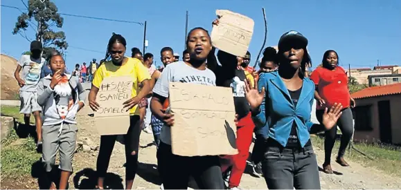  ?? Picture: MAMELA NDAMASE ?? TAKING A STAND: Residents march to a suspected drug dealer’s home in Mdantsane NU16.