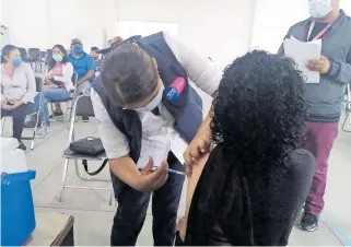  ?? ALVARADO ?? En el municipio el COVID-19/RAÚL
de Huanímaro se amplió a un segundo día la vacunación contra
