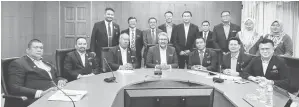  ?? ?? KUNJUNGAN: Zulkiflee (duduk, tiga kanan) bersama rombongan pegawai CUEPACS Gred Sarawak merakam kenangan dengan Wan Ahmad Dahlan (duduk, tengah) di Putrajaya kelmarin.