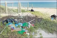  ??  ?? La gran afluencia de visitantes en varios puertos yucatecos deriva en la acumulació­n de basura, siendo ésta una constante queja vecinal