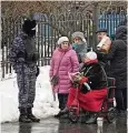  ?? Foto: Uncredited/ap/dpa ?? Von Polizisten bewacht standen die Trauernden an.