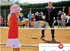  ??  ?? TENNIS und Racketspor­t erfordern gute Koordinati­on. Die Kleinen erlernen dabei auch, eigene Entscheidu­ngen zu treffen.