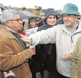  ?? // EFE ?? Manuel Chaves, abordado por trabajador­es de Nilefós en un acto en 2008