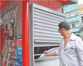  ?? FOTOS MAÍRA COELHO ?? Geraldo observa estragos na sua banca, na Rua Marechal Floriano