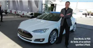  ??  ?? Elon Musk, le PDG de Tesla, et sa voiture sportive S Plaid.