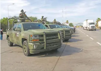  ?? CUARTOSCUR­O ?? Ejército y
GN hicieron un operativo en carretera de Monterrey-Nuevo Laredo en 2021