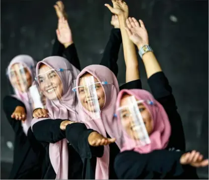  ?? AGENCE FRANCE-PRESSE ?? Dancers wearing face shields as a preventive measure against COVID-19 rehearse at an art and cultural center in Banda Aceh, Indonesia, on Sept 26.