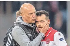  ?? FOTO: FREDERIC SCHEIDEMAN­N ?? Engen Kontakt zu seinen Spielern pflegt Uwe Rösler (li., mit Kevin Stöger) immer. Aktuell geht es aber nur per Telefon.