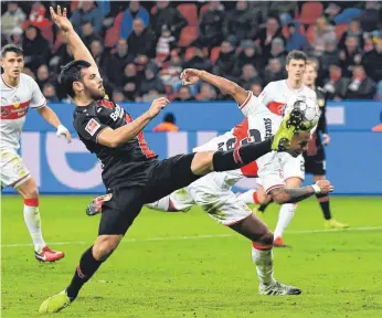  ?? FOTO: IMAGO ?? Einfach einen Tick schneller: Leverkusen­s Kevin Volland, hier im Duell mit Dennis Aogo.