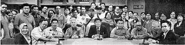  ??  ?? Abu Bakar (seated fourth left) and other members of the delegation in a group photo during the visit to State NRD office.