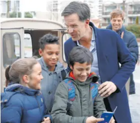  ??  ?? Aktualni nizozemski premijer Mark Rutte (50) iz stranke desnoga centra VVD u kampanji se dosta družio s useljenici­ma