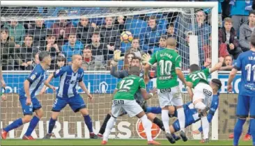  ??  ?? EL GOL DEL EMPATE. El remate de Zaldua en el minuto 89 firmó las tablas en el marcador.