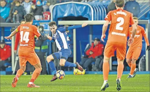  ??  ?? OCASIONES. Munir fue el autor del único gol del encuentro ante el Málaga después de gozar de varias opciones para batir a Roberto.