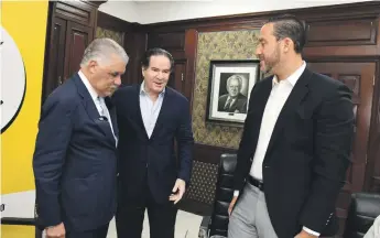 ?? JOSÉ A. MALDONADO /LD ?? Miguel Vargas, Manuel Corripio y Joel Díaz Ureña conversan durante el Desayuno de Listín Diario “De cara al elector”.