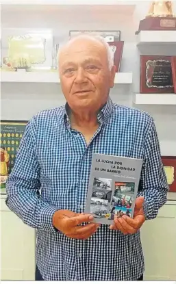  ?? ?? Ramón Ruiz Martínez, con el libro que presenta este viernes.