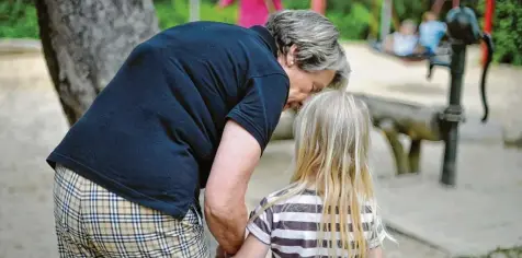  ?? Foto: Jochen Lübke, dpa (Symbolbild) ?? Durch Tauschgeme­inschaften wie in Epfenhause­n sollen auch Dienste wie Leih-Omas, die babysitten, angeboten werden.