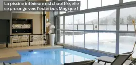  ??  ?? La piscine intérieure est chauffée, elle se prolonge vers l’extérieur. Magique !