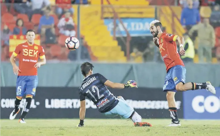  ?? FOTO: AGENCIAUNO ?? Sebastián Jaime ya picó la pelota ante la salida de Irrazabal para estructura­r el 2-0 de Unión.