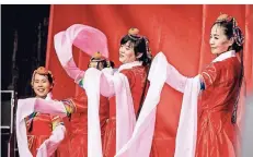  ?? RP-FOTO: ANNE ORTHEN ?? Die traditione­lle chinesisch­e Tanzgruppe „Flügel der Wolken“tritt beim Chinafest auf.