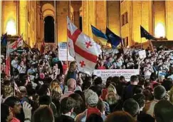  ?? Foto: AFP ?? Die Demonstran­ten versuchten, sich gewaltsam Zugang zum Parlament zu verschaffe­n – das Ergebnis: 240 Verletzte.