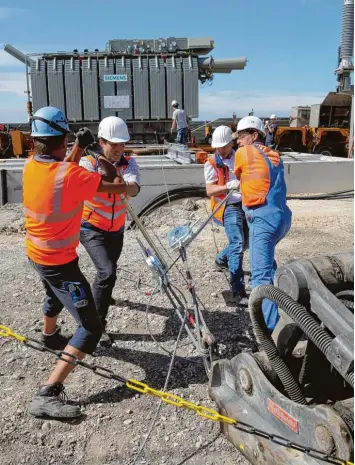  ?? Foto: LEW/Michael Hochgemuth ?? Der neue Transforma­tor ist leistungss­tärker und kann deshalb die beiden bisherigen Transforma­toren ersetzen.