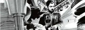  ?? Fotos: Mauritius, Imago ?? Kunstvoll, klug, visionär: Stanley Kubrick 1968 am Set von „2001“. Im Original: „A Space Odyssey“.