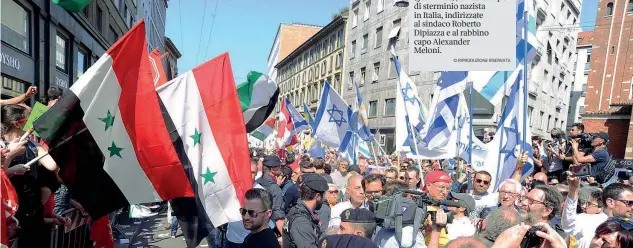  ?? (Fotogramma) ?? In piazza Tensione a Milano al corteo del 25 Aprile quando militanti dei movimenti filopalest­inesi, con le bandiere a strisce orizzontal­i rosse, bianche e nere, hanno urlato slogan — «Palestina libera» — al passaggio della Brigata Ebraica