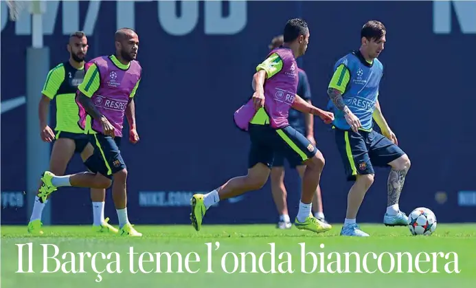  ??  ?? Sfidanti Messi difende il pallone nell’allenament­o del Barcellona. A fianco il tecnico Luis Enrique (Getty Images, Epa)