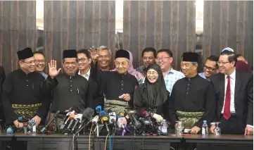  ??  ?? Dr Mahathir (third left) waves to the media at a press conference after he was sworn in as Prime Minister on Thursday. Also seen are (from right) DAP secretary-general Lim Guan Eng, Parti Pribumi Bersatu Malaysia president Tan Sri Muhyiddin Yassin, PKR...