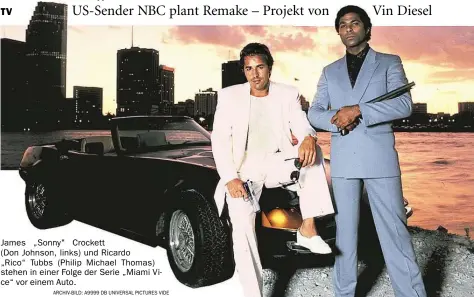  ?? ARCHIV-BILD: A9999 DB UNIVERSAL PICTURES VIDE ?? James „Sonny" Crockett (Don Johnson, links) und Ricardo „Rico“Tubbs (Philip Michael Thomas) stehen in einer Folge der Serie „Miami Vice“vor einem Auto.