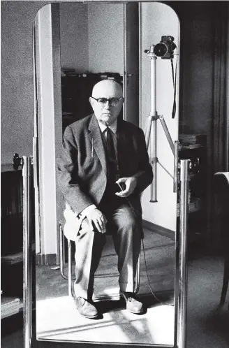  ?? AUTORRETRA­TO/THEODOR ADORNO ?? Adorno. O mais lúcido, viveu para ver que os estudantes de 1968 tinham vocação totalitári­a