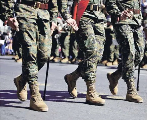  ?? FOTO: AGENCIAUNO/ARCHIVO ?? Personal del Ejército desfilando en Concepción.