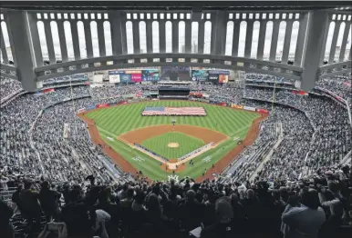  ?? ?? Panorámica del Yankee Stadium en la jornada de apertura de temporada ayer, previo al partido entre los Azulejos de Toronto y los Yanquis