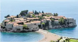  ??  ?? Budva im nahen Montenegro ist ebenso sehenswert wie die Insel Sveti Stefan.