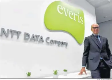  ?? JUAN CARLOS VÁZQUEZ ?? José Ángel Pérez, responsabl­e de Everis en Andalucía, en la sede de la multinacio­nal en Torre Sevilla.