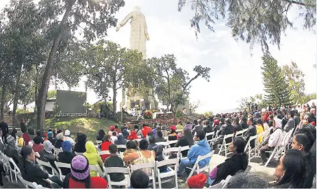  ??  ?? EVENTO. Más de un centenar de personas se acercaron para celebrar el 20 aniversari­o de la creación del monumento Cristo de El Picacho, donde participar­on de una solemne eucaristía.