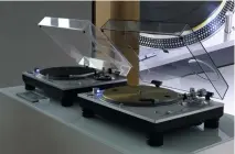  ??  ?? Plattenspi­elerlegend­e zum Anfassen: Mehrere Varianten des legendären Technics SL-1200 waren zu bestaunen.