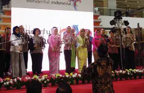  ??  ?? AN ANGKLUNG presentati­on of “Anak” by the officials of the Indonesian Consulate General led by Consul Endah Rachmi Yuliarti