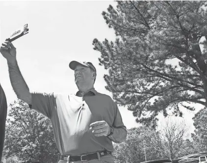  ??  ?? Republican David Lenoir, who is running for Shelby County Mayor, waves to a voter at Farmington Elementary School in Germantown on election day on Tuesday. YALONDA M. JAMES / THE COMMERCIAL APPEAL